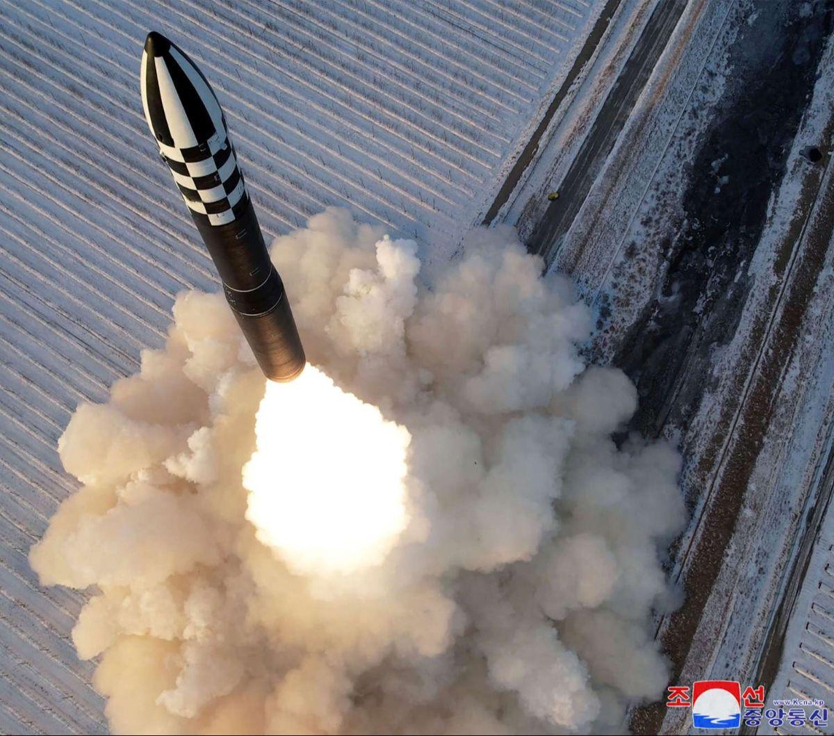 Korea Utara mengumumkan pada Selasa (19/12/2023) bahwa negara tersebut telah menguji coba rudal nuklir antarbenua (ICBM) Hwasong-18. Peluncuran rudal balistik itu dilakukan untuk mengukur kesiapannya dalam menghadapi ancaman perang nuklir melawan Amerika 
