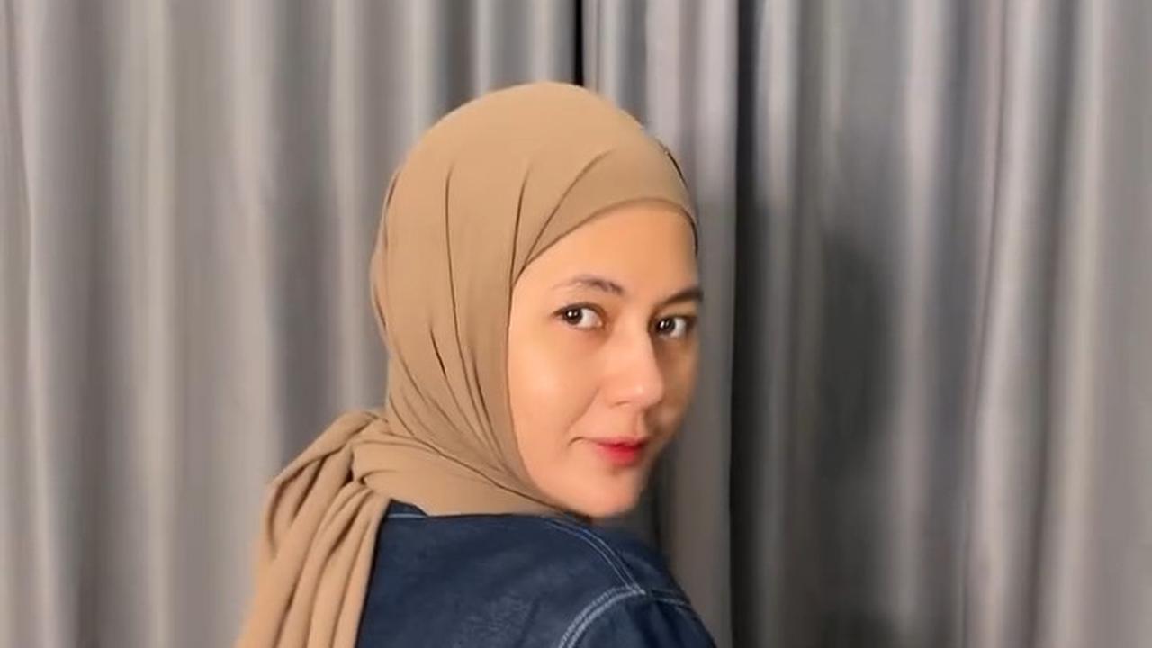 4 Potret Look Hijab ala Paula Verhoeven Tanpa Peniti dan Jarum Pentul