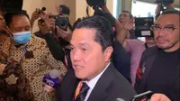 Menteri BUMN, Erick Thohir tiba di lokasi Kongres Luar Biasa (KLB) PSSI di Hotel Shangri-La, Jakarta, Kamis (16/2/2023). (Melinda/Liputan6.com)