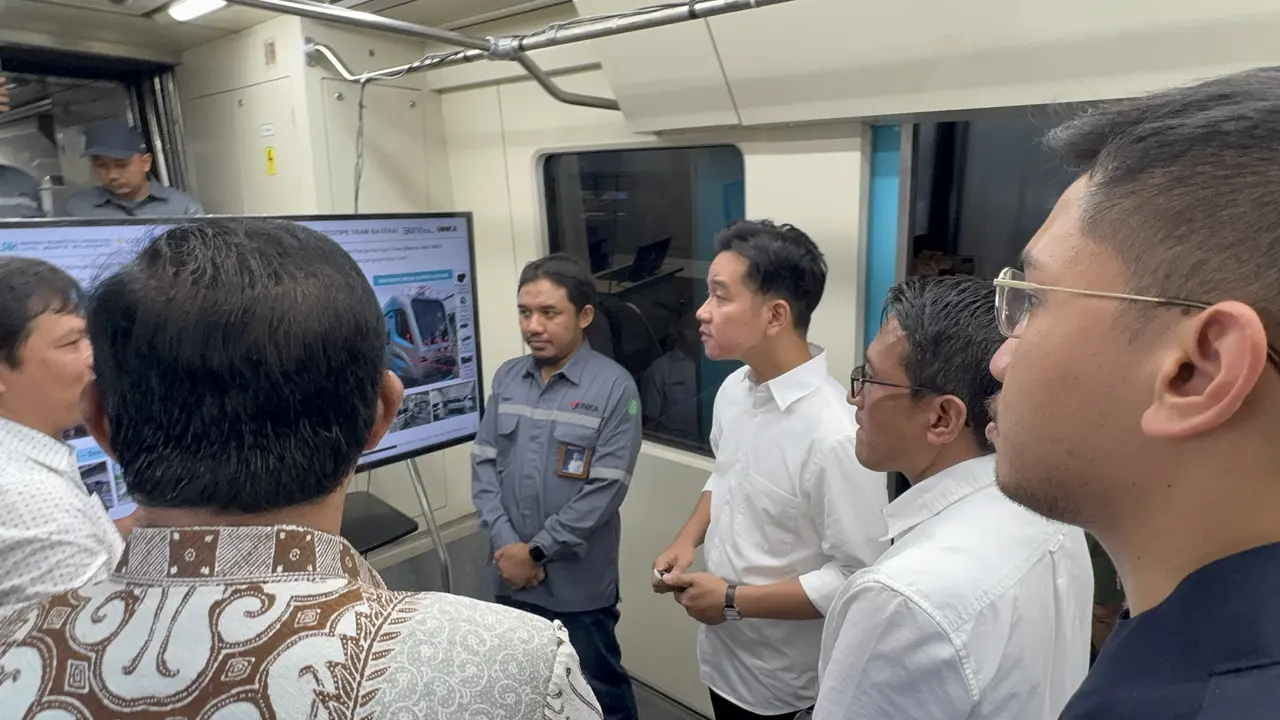 Wapres Gibran Tinjau Kereta Bertenaga Baterai di Stasiun Purwosari
