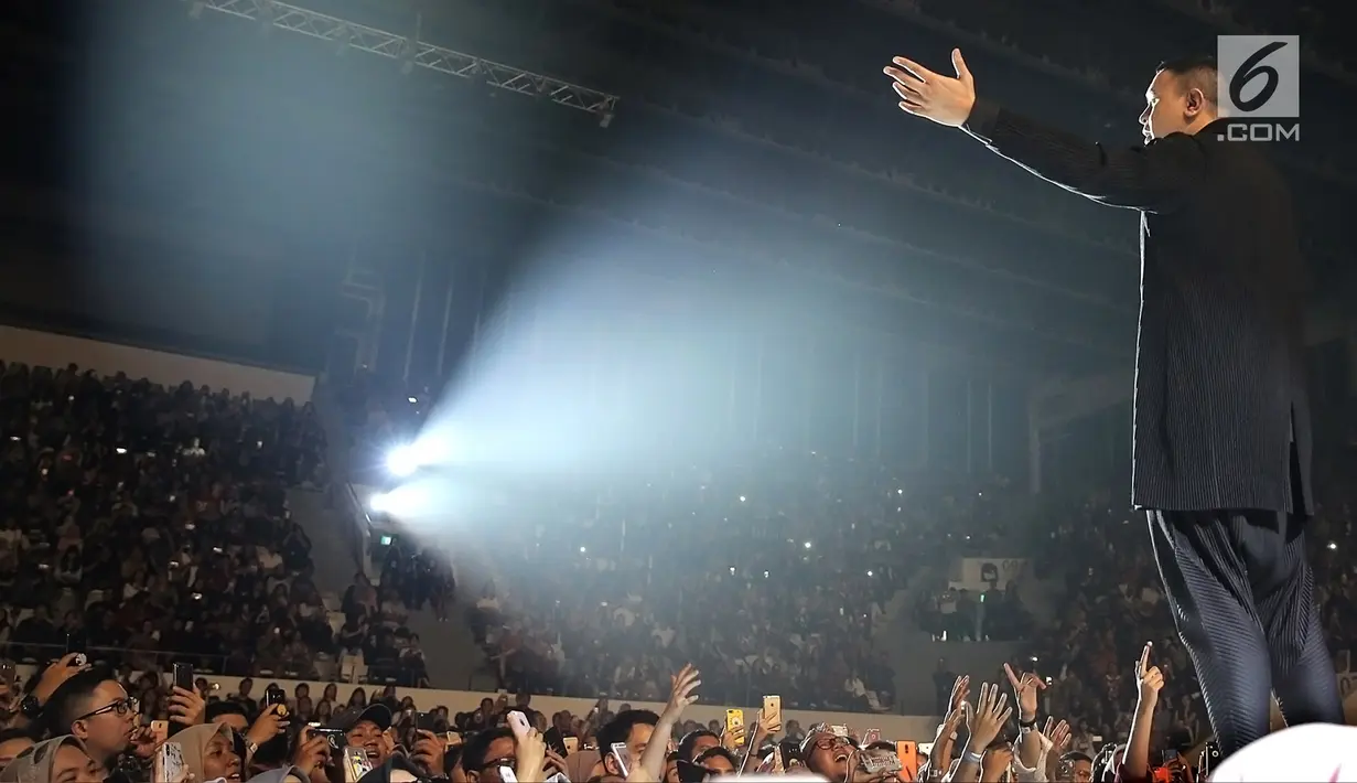 Penyanyi Muhammad Tulus Rusydi atau Tulus saat tampil dalam konser Monokrom di Istora Senayan, Jakarta, Rabu (6/2). Tulus mangatakan ini konser pertama terbesarnya sepanjang berkiprah di panggung musik dalam tujuh tahun terakhir. (Fimela.com/Bambang Eros)