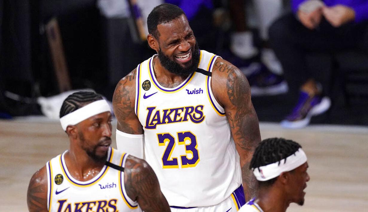 Pebasket Los Angeles Lakers, LeBron James, tertawa saat melawan Miami Heat Pada gim keenam final NBA di  AdvenHealth Arena, Senin (12/10/2020). Lakers menang dengan skor 106-93. (AP Photo/Mark J. Terrill)