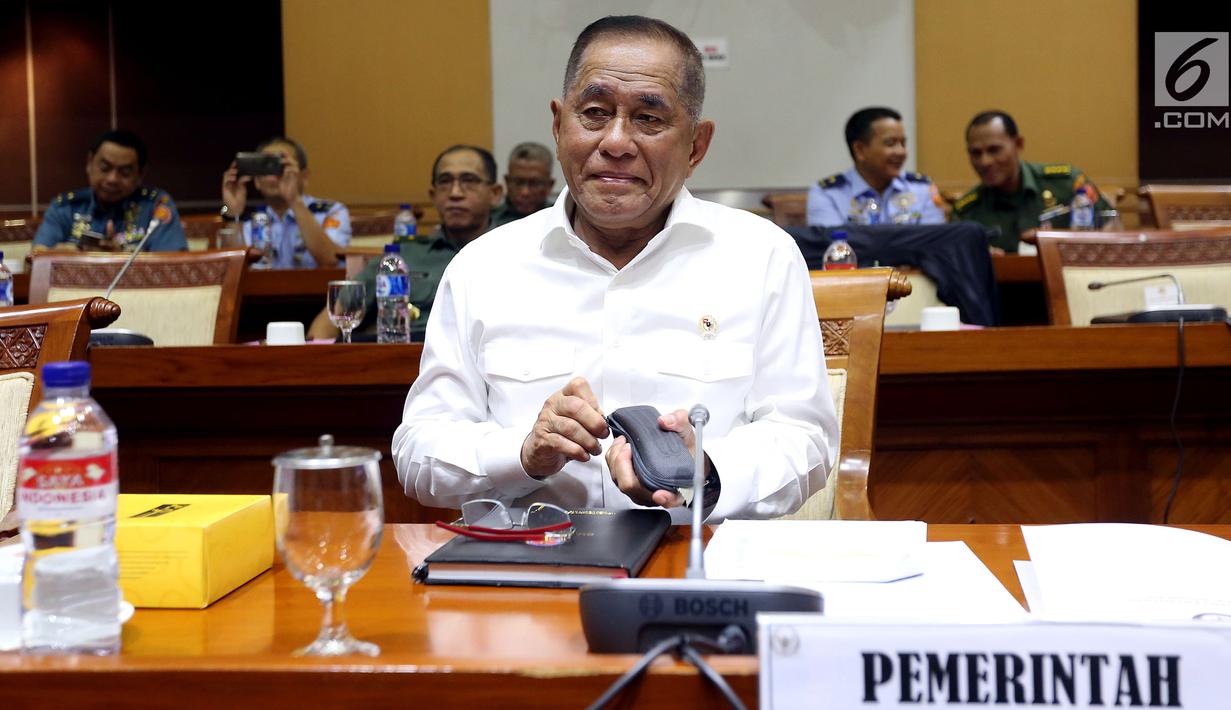 Menteri Pertahanan Ryamizard Ryacudu dan jajarannya mengikuti rapat kerja dengan Komisi I DPR di Senayan, Jakarta, Selasa (3/10). Raker membahas ratifikasi perjanjian pertahanan antara Indonesia dengan Papua Nugini. (Liputan6.com/Johan Tallo)