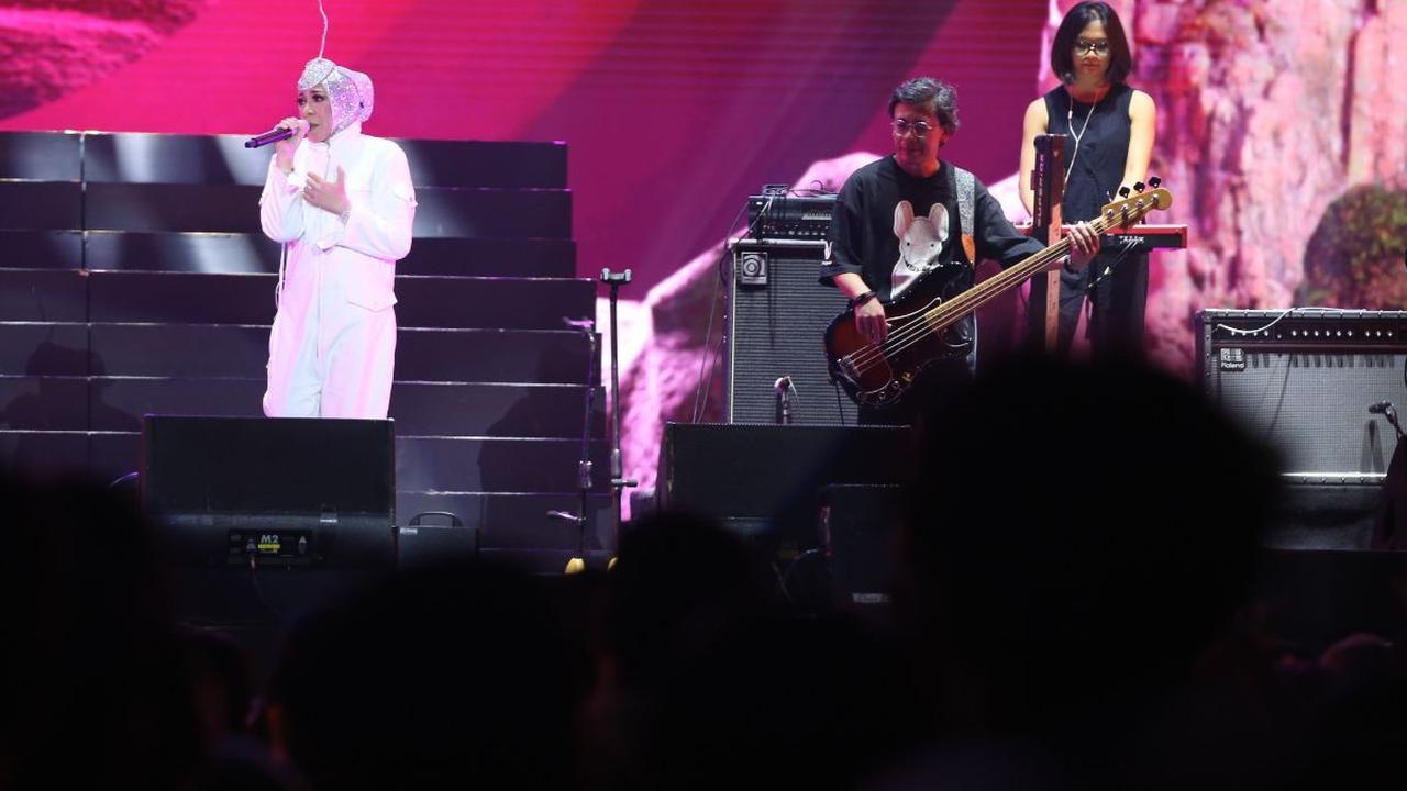 Hari kedua acara Synchronize Fest 2023 di Gambir Expo, Kemayoran, Jakarta, Sabtu (2/9/2023) berlangsung meriah oleh penampilan penyanyi Melly Goeslaw yang membawakan lagu-lagu yang pernah hits dan menjadi andalan di masanya.<br>