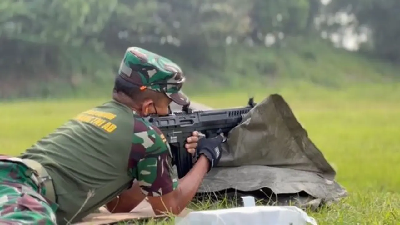 Balitbang Kemhan melakukan Uji Fungsi Prototipe Senapan serbu IFAR 22 Kaliber 5,56 mm buatan swasta nasional PT Republik Armamen Industri, anak perusahaan dari PT Republik Korpora Indonesia. (Dok Balitbang Kemhan)
