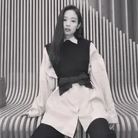 Jennie dengan kemeja oversized/copyright Instagram jennierubyjane