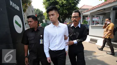 Petugas PN Jakarta Selatan mengawal Terdakwa kasus kecelakaan maut Pondok Indah, Christopher Daniel Syarief usai sidang putusan di PN Jakarta Selatan, Kamis (27/8/2015). Christopher divonis hukuman 1 tahun 6 bulan. (Liputan6.com/Helmi Fithriansyah)