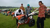 Mentan Klaim Pemberian Traktor Jadi Bantuan Tercepat di Pertanian