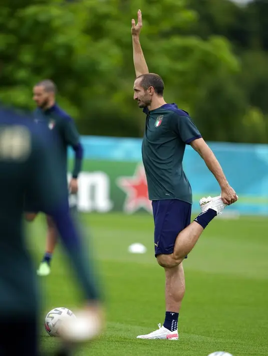 Bek Italia, Giorgio Chiellini melakukan peregangan selama sesi latihan di tempat latihan Tottenham Hotspur di London, Sabtu (10/7/2021). Italia akan bertanding melawan Inggris pada final Euro 2020 di Stadion Wembley. (AP Photo/Frank Augstein)