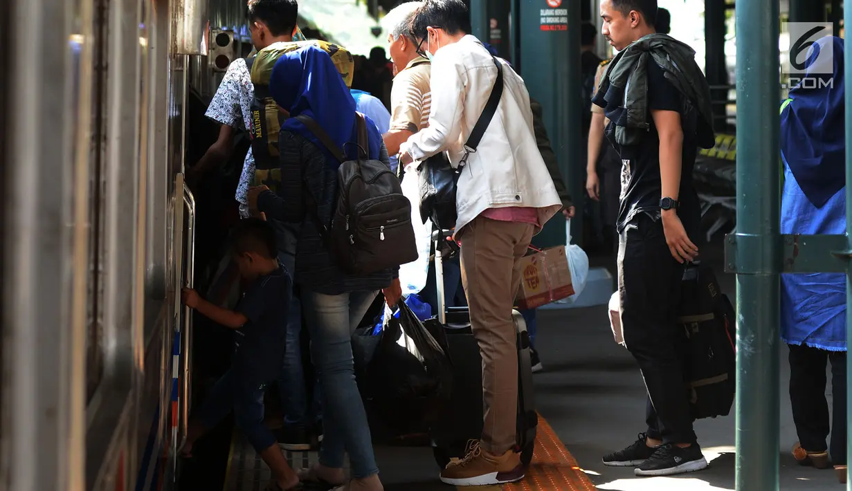 Sejumlah calon penumpang berusaha masuk ke dalam kereta di Stasiun Gambir, Jakarta, JumaKt (31/5/2019). H-5 Lebaran, pemudik mulai memadati Stasiun Gambirdimana Lonjakan penumpang kereta api tujuan berbagai kota di Pulau Jawa diprediksi terjadi pada 31 Mei dan 1 Juni 2019. (merdeka.com/Imam Buhori)