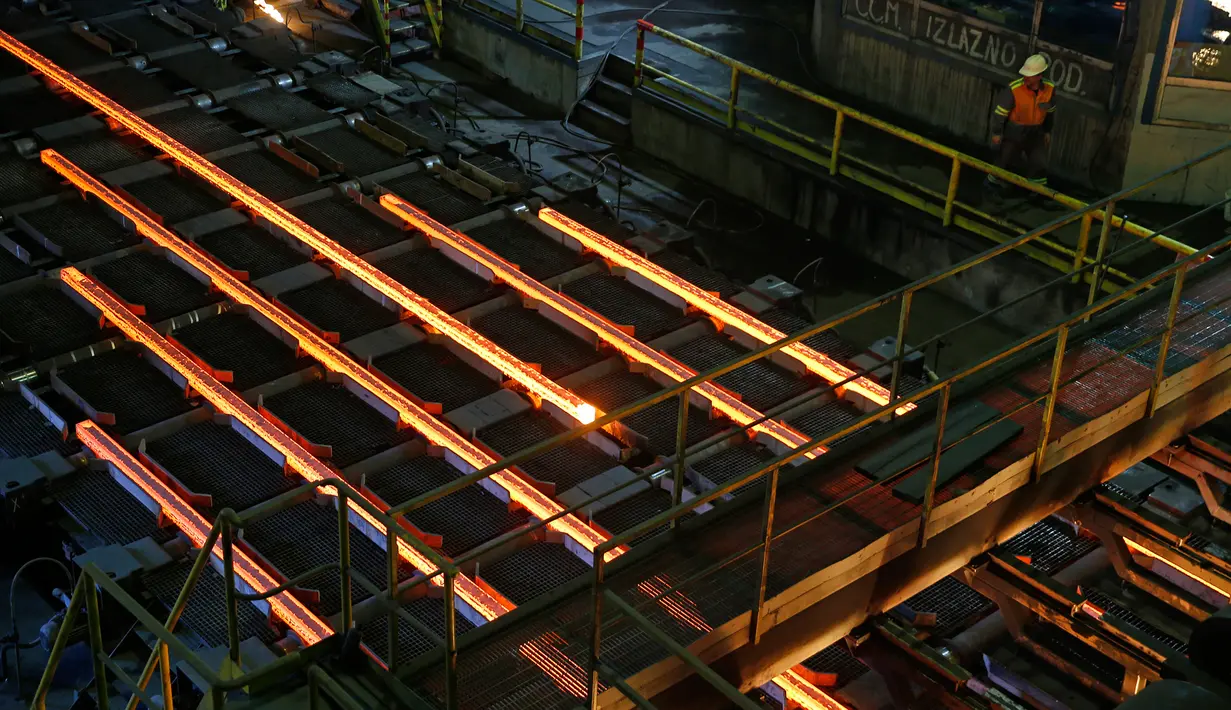 Baja cair saat dicetak menjadi batangan di pabrik ArcelorMittal di Zenica, Bosnia dan Herzegovina, Senin (9/2). ArcelorMittal merupakan produsen baja terbesar di dunia yang tersebar di sekitar 60 negara dan berpusat di Luksemburg. (REUTERS/Dado Ruvic)