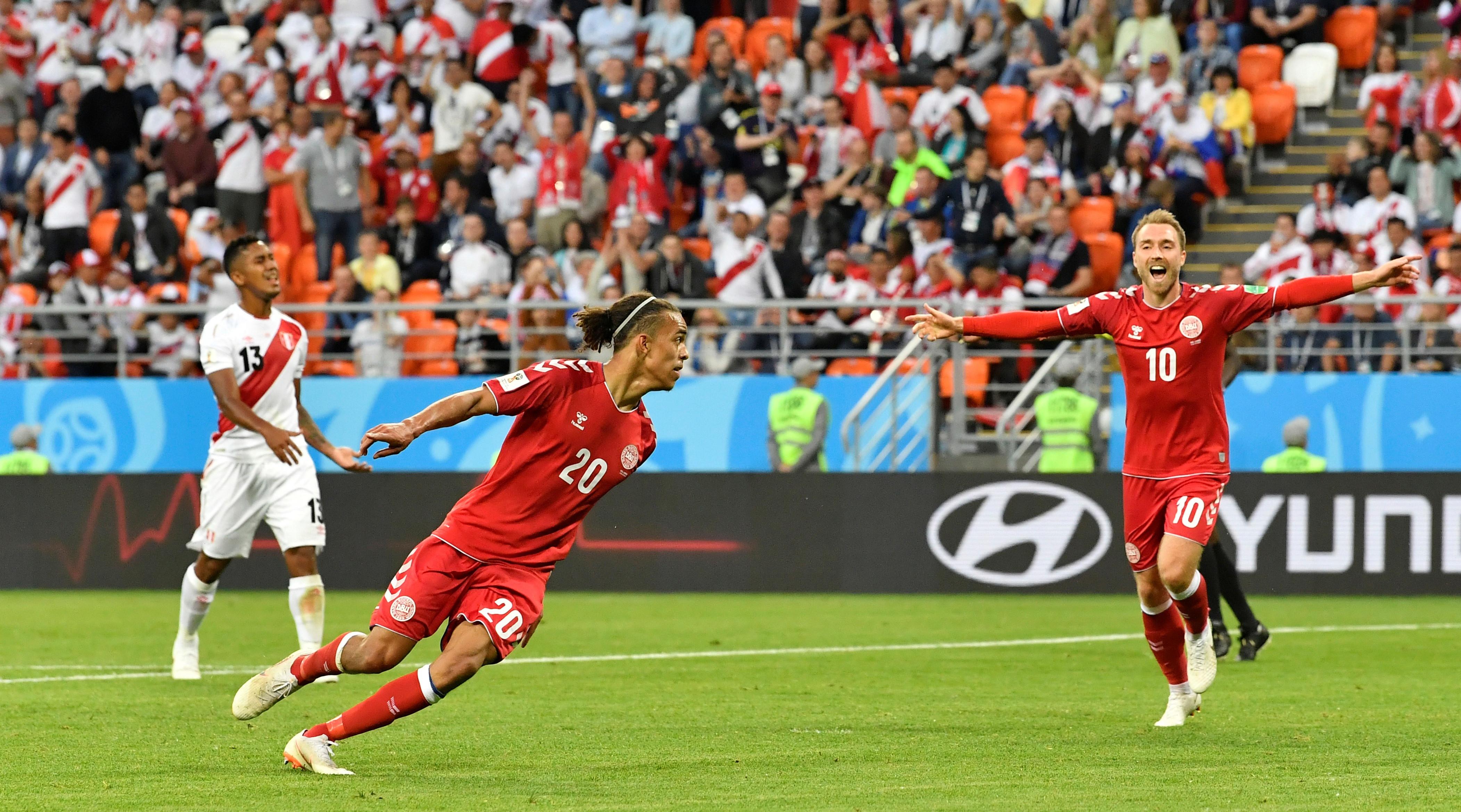 Pemain Timnas Denmark, Yurary Poulsen, merayakan gol yang diciptakannya bersama rekan setimnya, Christian Eriksen, di pertandingan Grup C Piala Dunia 2018 di Mordovia Arena, Saransk, Sabtu (16/6/2018). (AP Photo/Martin Meissner)