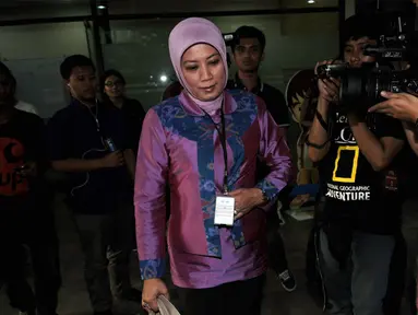 Istri Rachmat Yasin, Eli Halimah mendatangi KPK di Kuningan, Jakarta, Jumat (9/5/2014) (Liputan6.com/Johan Tallo)