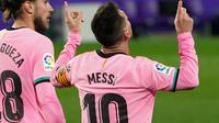 Selebrasi bintang Barcelona, Lionel Messi (kanan), setelah mencetak gol pada laga melawan Real Valladolid pada lanjutan Liga Spanyol, di Stadion Jose Zorilla, Rabu (23/12/2020). (Cesar Manso/AFP)