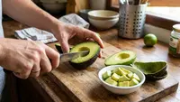 Cara Mengupas Alpukat agar Dagingnya Tidak Menempel di Kulit, Dapatkan Nutrisi Optimal