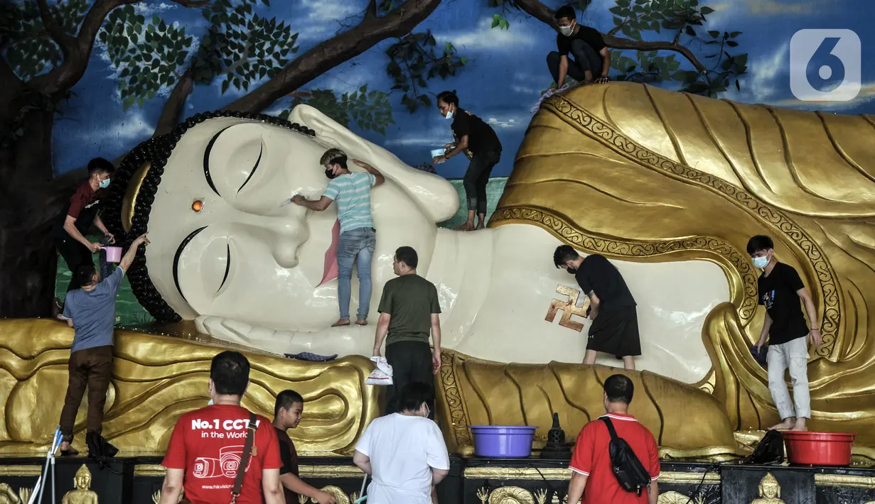 Warga keturunan Tionghoa membersihkan Patung Buddha Tidur di Wihara Buddha Dharma & 8 Pho Sat, Tajur Halang, Bogor, Jawa Barat, Minggu (23/1/2022). Kegiatan gotong royong membersihkan Patung Buddha Tidur ini merupakan tradisi dalam rangka menyambut Tahun Baru Imlek. (merdeka.com/Iqbal S. Nugroho)