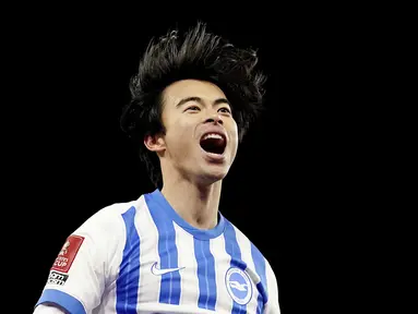 Pemain Brighton, Kaoru Mitoma melakukan selebrasi setelah mencetak gol ke gawang Chelsea dalam laga putaran keempat Piala FA 2024/2025 di Amex stadium, Brighton, Inggris, Minggu (09/02/2025) dini hari WIB. (AP Photo/PA/Gareth Fuller)
