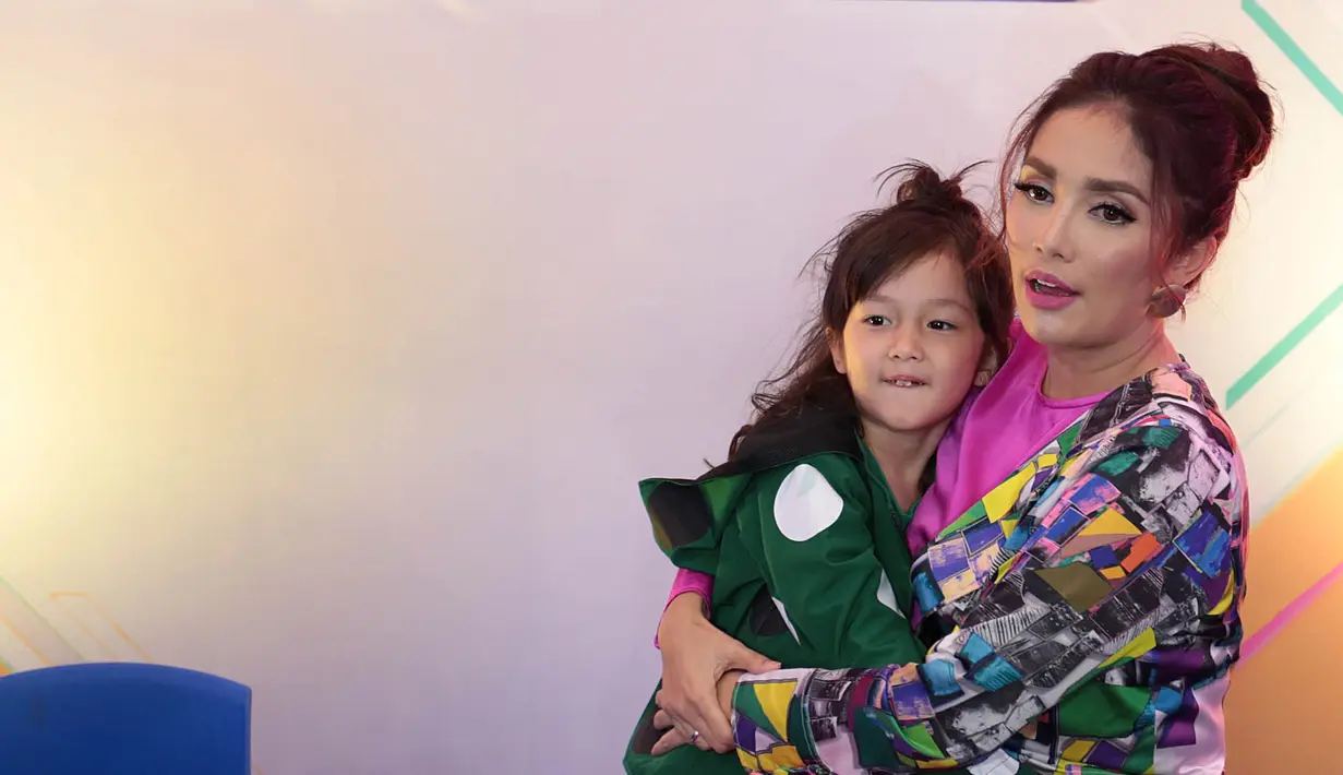 Wajah gadis mungil Elea ini memang sangat menggemaskan. Mata sipit dan kulit putihnya membuat Elea selalu berhasil menarik perhatian publik karena parasnya yang menggemaskan. (Deki Prayoga/Bintang.com)