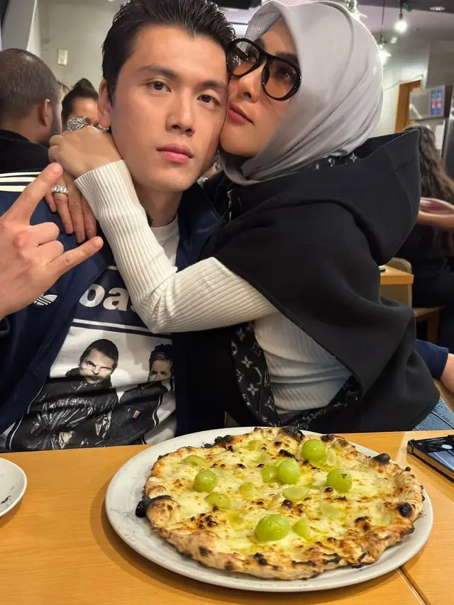 Gaya Syahrini dan Reino Barack Nonton Konser di Jepang