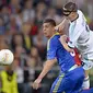 Duel Antara Aleksandar Dragovic dan Fernando Torres.Pada Pertandingan Semifinal Europa League leg pertama di stadion St Jakob, Basel. Jumat 26 April 2013. (AFP/Fabrice Coffrini)