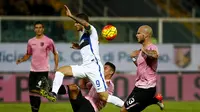Palermo melawan Inter Milan berlangsung sengit di Stadion Renzo Barbera. (REUTERS/Tony Gentile)
