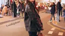 Enzy Storia melengkapi penampilan kecenya dengan skinny leather pants dan boots
 [instagram/enzystoria]