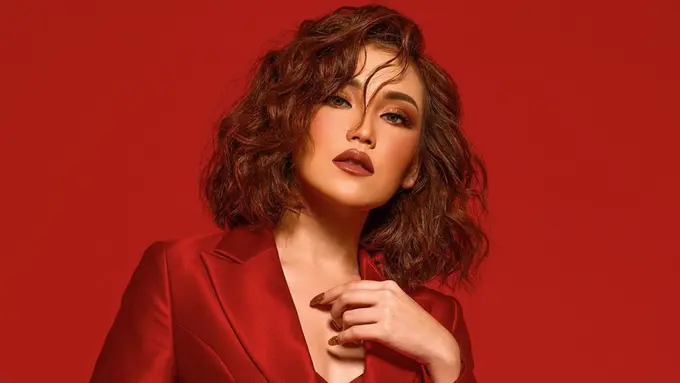 Potret Ayu Ting Ting dengan Makeup Tebal, Bikin Pangling
