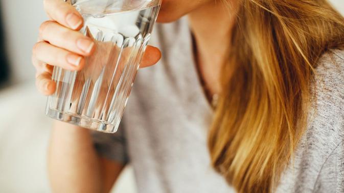 Ilustrasi minum air putih. (dok. Daria Shevtsova/Pexels/Brigitta Bellion)