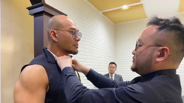 Samuel Wongso mengunggah foto sedang mengukur tubuh Deddy Corbuzier di akun Instagram terverifikasi miliknya. (https://www.instagram.com/p/CEblHE1FkJv/)