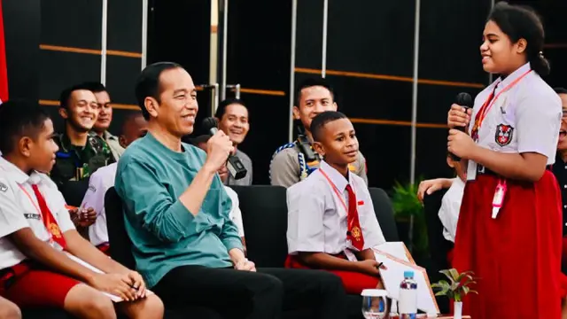 Potret Presiden Jokowi Ketika Diserbu Murid SD dan Ditanya Kenapa Ibu Kota Negara Baru Indonesia atau IKN Harus Pindah ke Kalimantan, Bukan Papua? (Foto: Laily Rachev - Biro Pers Sekretariat Presiden)