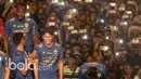 Michael Essien (kiri) bercanda bersama Toni Sucipto dan Ahmad Juprianto saat perkenalan tim Persib di Stadion Siliwangi, Bandung, Minggu (2/4/2017). Peluncuran tim ini menandai kesiapan Persib menghadapi Liga 1 Indonesia. (Bola.com/Nicklas Hanoatubun)