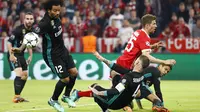 Pemain Bayern, Thomas Mueller (tengah) berusaha melewati kepungan pemain Real Madrid pada leg pertama semfinal Liga Champions di Allianz Arena, Munich, (25/4/2018). Real Madrid menang 2-1. (AP/Matthias Schrader)