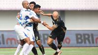 Pemain Dewa United, Risto Mitrevski (kanan) berusaha melepaskan diri dari kawalan pemain PSIS Semarang pada laga pekan ke-8 BRI Liga 1 2023/2024 di Stadion Indomilk Arena, Tangerang, Senin (14/8/2023). Dewa United kalah telak 1-4 dari PSIS Semarang. (Bola.com/M Iqbal Ichsan)
