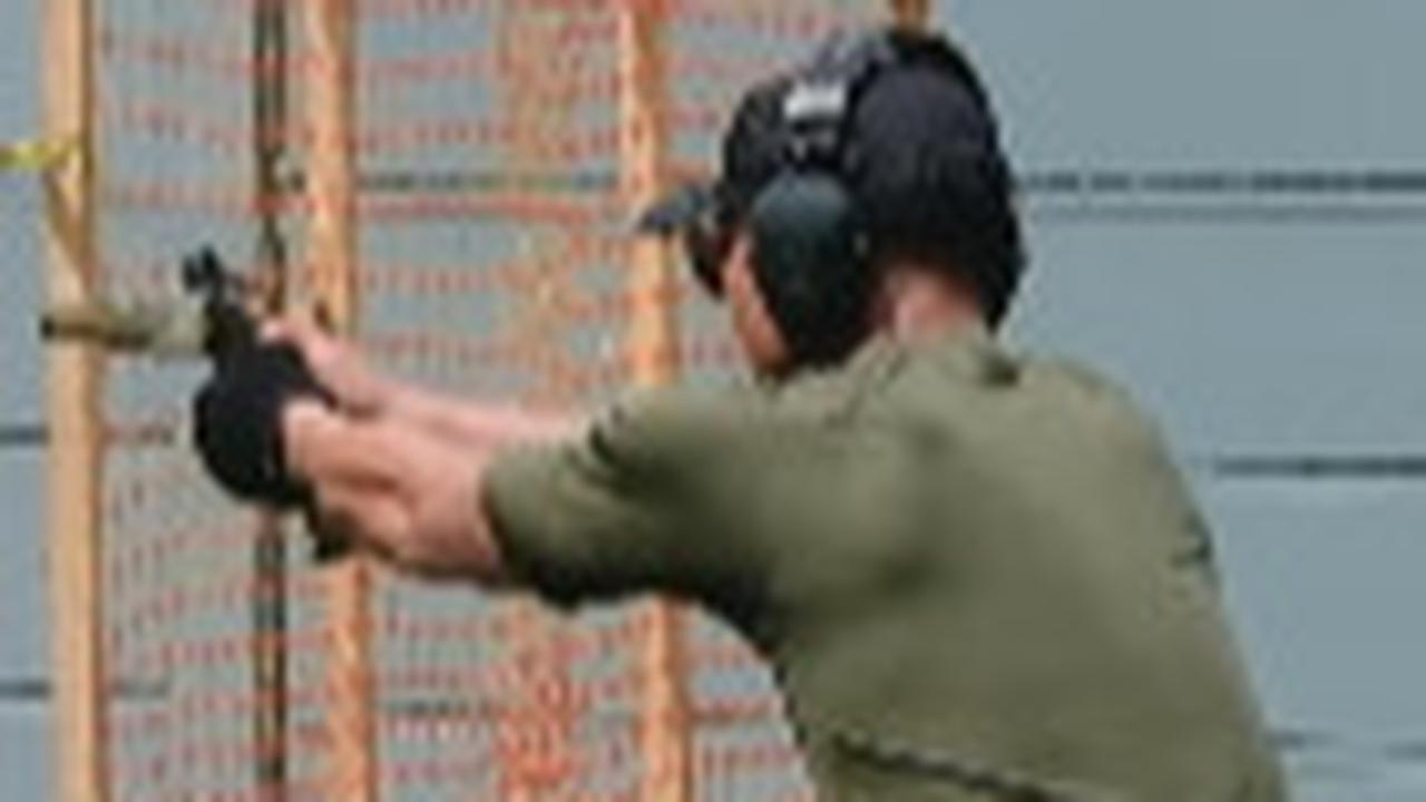 Jenderal Bintang Satu Polri Tenteng Senjata Latihan Menembak Bak di Film Aksi, Beri Pesan soal Tantangan