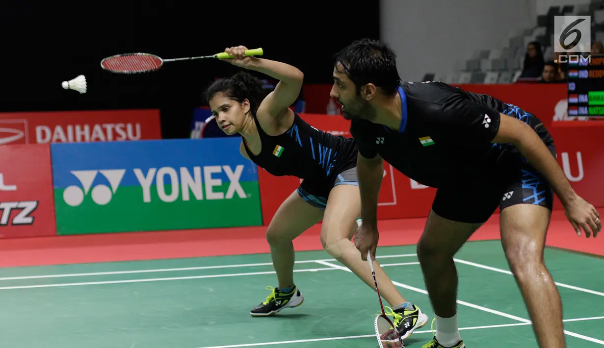 Pasangan India, Pranaav Jerry Chopra/Reddy N. Sikki saat melawan wakil Indonesia, Tontowi Ahmad/Lilyana Natsir pada Indonesia Masters 2019 di Istora Senayan, Jakarta, Selasa (22/1). Indonesia menang 21-15 21-15. (Bola.com/M Iqbal Ichsan)
