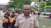 Kain Robinson Wamaer, Kepala Sekolah Dasar YPK Waupnor, Kelurahan Burokub, Distrik Biak Kota yang awal masa tugas 2000-an belum ada sinyal internet di lokasi tempat mengajar. (Dok Wahana Visi Indonesia/WVI)