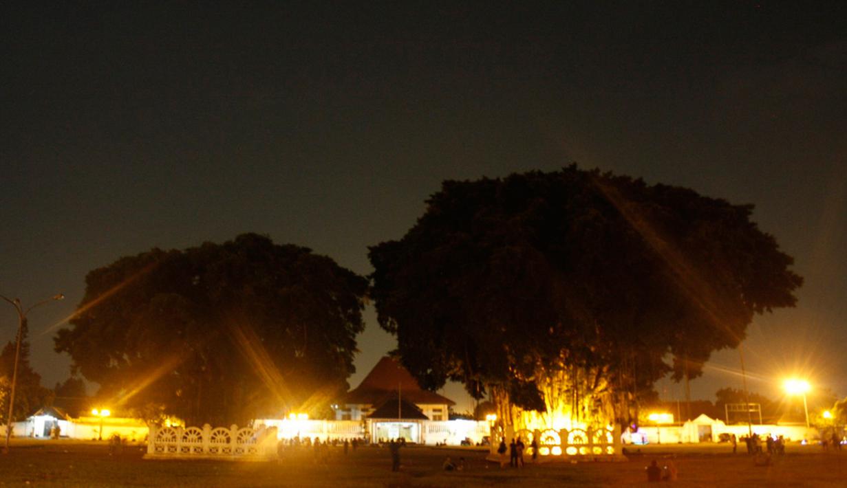 Peristiwa terbakarnya salah satu Ringin Kurung diyakini masyarakat setempat sebagai pertanda hilangnya kemakmuran di bumi nusantara (istimewa)