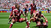 Para pemain Qatar merayakan gol ke gawang Swiss pada matchday pertama Grup B Piala Dunia 2026 di Levi's Stadium, Santa Clara, Minggu (14/6/2026) dini hari WIB. (AP Photo/Eakin Howard)