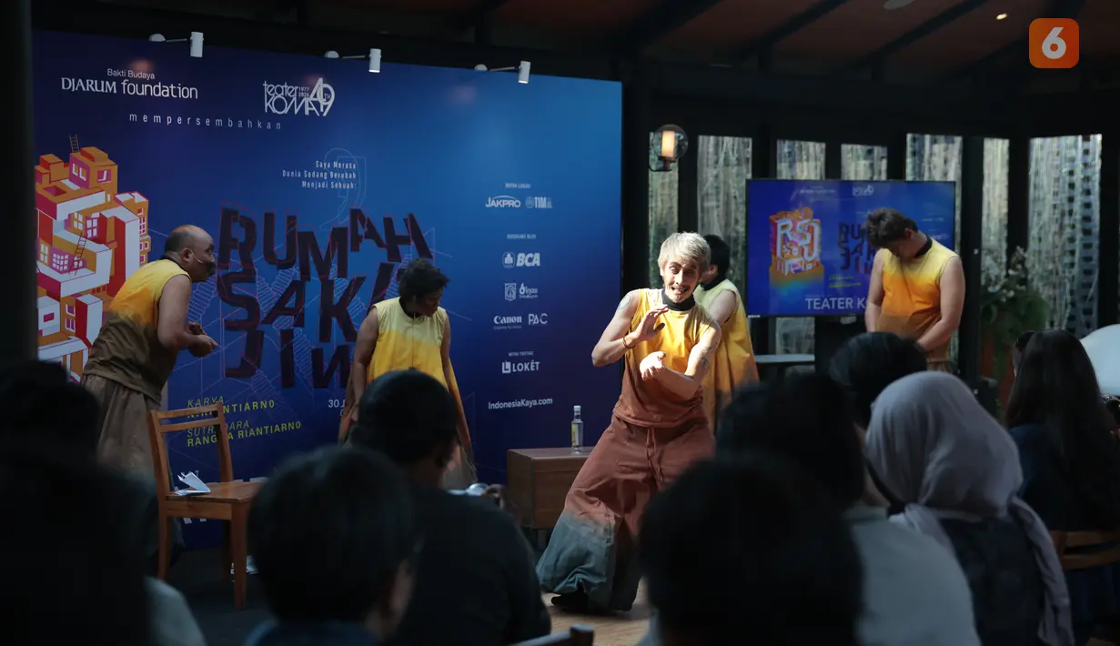 Sejumlah pemain Teater Koma menampilkan adegan pementasan Rumah Sakit Jiwa di Jakarta, Jumat (10/7/2026). Lakon yang pertama kali dipentaskan 35 tahun lalu itu kembali diproduksi dan akan dipentaskan pada 30 Juli hingga 2 Agustus 2026 di Graha Bhakti Budaya, Taman Ismail Marzuki. Pementasan tersebut mengangkat isu kemanusiaan, relasi kuasa, dan dinamika sosial yang tetap relevan dengan kehidupan masyarakat saat ini. (KLY/Budy Santoso)