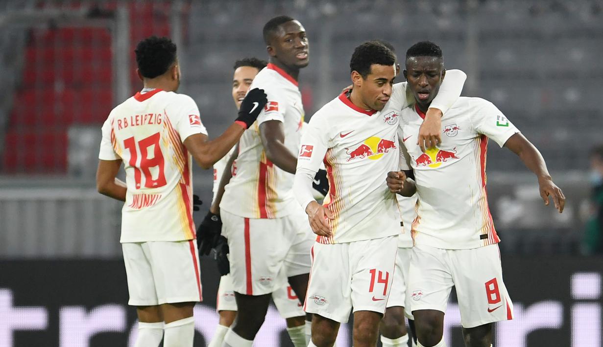 Para pemain RB Leipzig merayakan gol penyeimbang 2-2 yang dicetak Justin Kluivert dalam laga lanjutan Liga Jerman pekan ke-10 melawan Bayern Munich di Allianz Arena, Sabtu (5/12/2020). RB Leipzig bermain imbang 3-3 dengan Bayern Munich. (AFP/Andreas Gebert/Pool)
