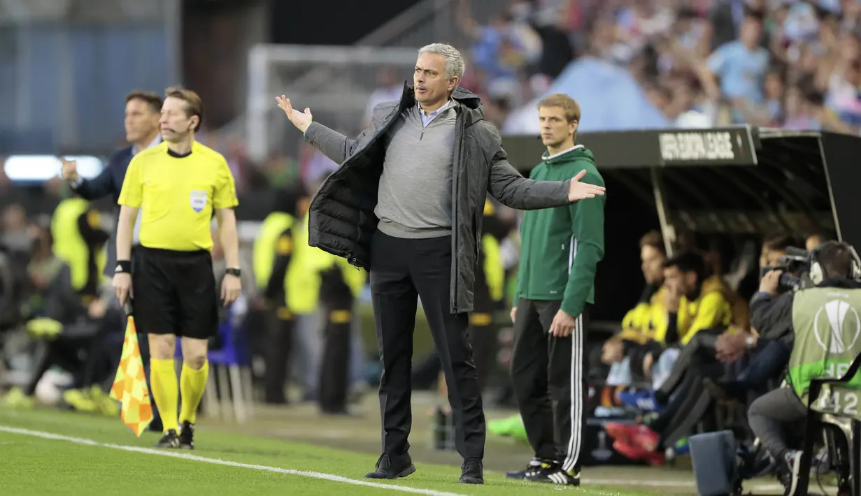 Ekspresi pelatih Manchester United, Jose Mourinho saat memimpin timnya melawan Celta Vigo pada leg pertama semifinal Liga Europa di Balaidos stadium, Vigo, (4/5/2017). MU menang 1-0. (AP/Lalo R. Villar)