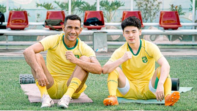 liga 1: perjudian aji santoso di kaki pemain asing debutan persebaya