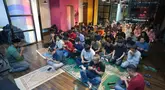 Sejumlah karyawan KLY mengikuti doa bersama yang dipimpin Luqman Rimadi dari Liputan6.com untuk mendoakan Arie Basuki dan rombongan yang hilang kontak saat menjalankan tugas jurnalistik di Selat Sunda, Kamis (10/9/2026). (KLY/Budy Santoso)