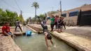 Warga Palestina menikmati waktu di sebuah mata air alami di tengah gelombang panas di Kota Jericho, Tepi Barat, (18/5/2020). (Xinhua/Luay Sababa)