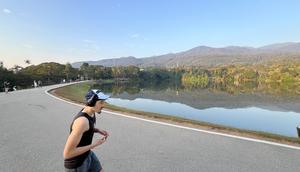 Seorang warga berolahraga di tepi Danau Angkaew di Chiang Mai, Thailand, Senin (8/12/2025). (Bola.com/Bagaskara Lazuardi)
