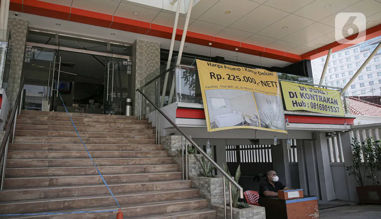 Petugas keamanan berjaga di salah satu hotel yang dijual di kawasan Jakarta, Selasa (28/9/2021). Saat ini banyak hotel yang terancam bangkrut dan dijual akibat merosotnya jumlah pengunjung selama pandemi Covid-19 berlangsung. (Liputan6.com/Faizal Fanani)