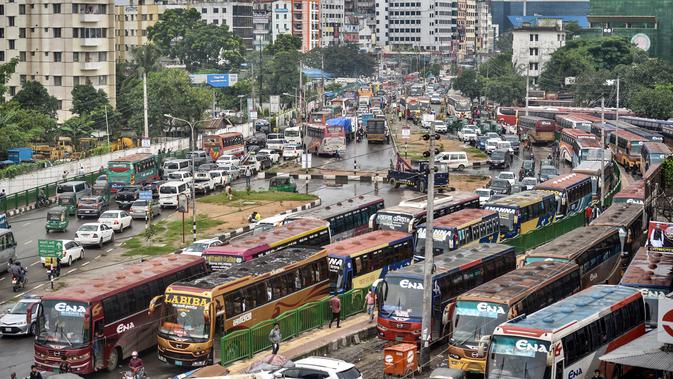 Komuter mengemudi dan mengantri di kendaraan mereka di sepanjang jalan setelah pemerintah memerintahkan  mencabut lockdown di Dhaka, Rabu (11/8/2021). Bangladesh memberlakukan lockdown paling ketat pada awal Juli ketika kasus dan kematian Covid-19 baru naik ke rekor tertinggi. (Munir Uz zaman/AFP)