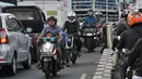Pengendara motor nekat berlawan arah di kawasan Klender, Jakarta, Kamis (11/7/2019). Demi mempersingkat jarak tempuh dan menghindari kemacetan, para pengendara sepeda motor di kawasan ini nekat berlawan arah yang sesungguhnya dapat mengancam keselamatan. (merdeka.com/Iqbal S. Nugroho)