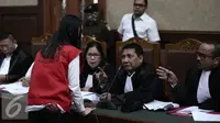 Jessica Kumala Wongso berdiskusi dengan kuasa hukumnya saat menjalani sidang perdana di PN Jakarta Pusat, Rabu (15/6). Dalam Sidang ini Jessica mengajukan eksepsi atau keberatan kepada majelis hakim. (Liputan6.com/Faizal Fanani)