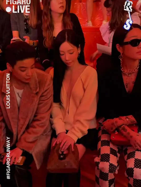 <p>Amber dan Taeyeon tampil dengan gaya berbeda. Taeyeon tampak feminin dan girlie, sementara Amber terlihat tomboy. (Foto: Instagram/ madamefigarohk)</p>